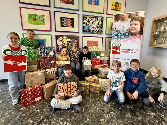 Die Kinder der VS Schönegg packten auch heuer wieder liebevoll gestaltete Weihnachtspackerl, um Kindern in Rumänien eine besondere Freude zu bereiten. | Foto: Volksschule Schönegg