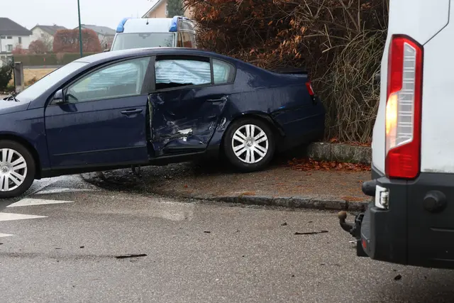 In Wels-Pernau krachen ein Kleintransporter und ein Pkw in einem Kreuzungsbereich zusammen. | Foto: laumat.at