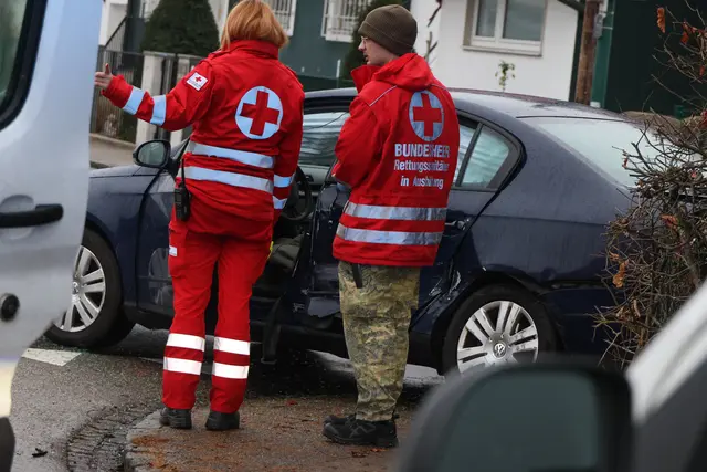In Wels-Pernau krachen ein Kleintransporter und ein Pkw in einem Kreuzungsbereich zusammen. | Foto: laumat.at