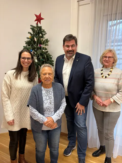Stadträtin Jasmin Klemmer-Schlögl, Jubilarin Paula Hellein, Bürgermeister Stefan Steinbichler, Bürgermeisterin a.D. Edeltraud Eripek | Foto: Stadtgemeinde Purkersdorf