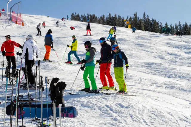 Trotz hoher Preise bleibt Skifahren Volkssport: Doch ohne Almwirtschaft würden die Liftkarten noch einmal wesentlich mehr kosten. | Foto: Land schafft Leben