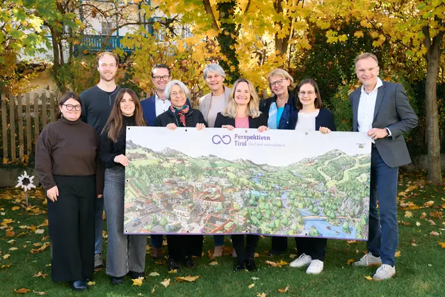 Obmann BH Stv. Mag. Andrä Fankhauser (4. v.l.) und Geschäftsführer Ing. Albuin Neuner, MA (1.rechts) und das Team des Regionalmanagements Innsbruck-Land  freuen sich über sieben neue Projekte in der Region.  | Foto: Regionalmanagement Innsbruck-Land