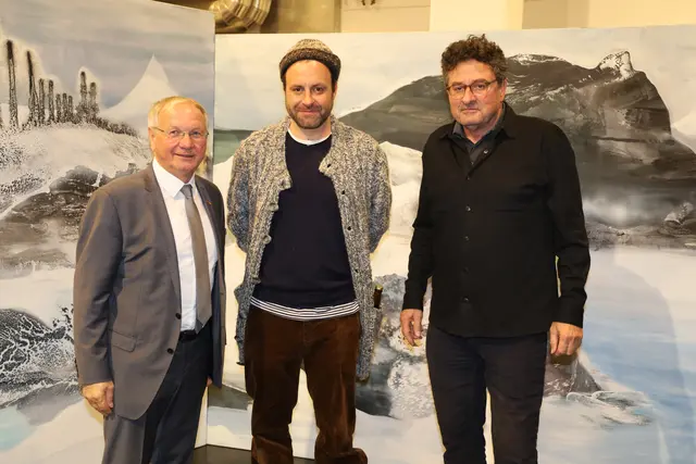 Bürgermeister Josef Ober, Künstler Nicolas Dellamartina und Kulturreferent Michael Mehsner (v. l.) bei der Ausstellungseröffnung in der Kunsthalle Feldbach | Foto: Johann Schleich