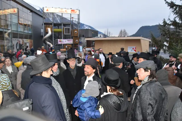 Am Vorplatz des Inntalcenters lag eine besondere Spannung in der Luft, als sich die Scrooge-Parade – authentisch angeführt von Pipes &amp; Drums – in Richtung Zentrum in Bewegung setzte. 