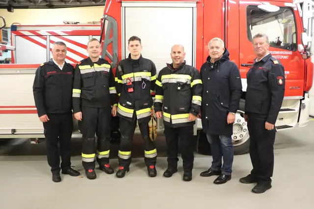 BR Ewald Wolf, OBI Gernot Lenz, Einsatzleiter Samuel Rupp, HBI Patrick Trummer, Bgm. Manfred Komericky und ABI Hannes Binder nach Absolvierung der Leistungsprüfung bei strömendem Regen im trockenen Rüsthaus | Foto: Edith Ertl