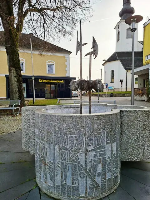 Der Bauernkriegsbrunnen am Marktplatz in Lembach. | Foto: Gemeinde Lembach