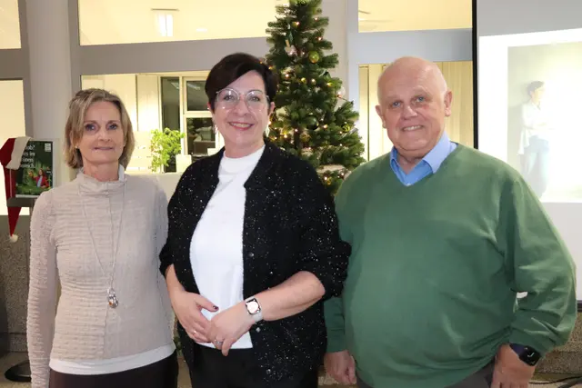 Elke Forthuber (l.) und Klaus Berer (beide WKO Braunau) nehmen Petra Baumgarthuber in die "Mitte" 