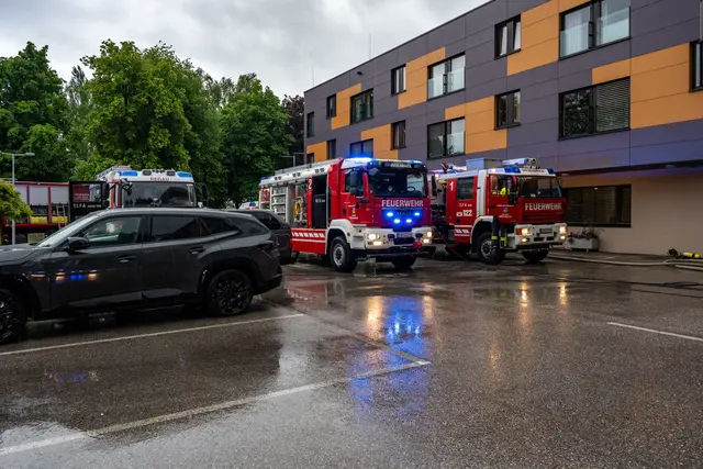 Im Mai dieses Jahres hatte es bereits einmal im Seniorenheim gebrannt, damals mussten die Bewohner evakuiert werden. | Foto: TEAM FOTOKERSCHI / KALTENLEITNER