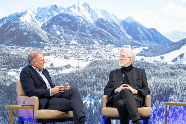Gleich zu Beginn des ersten Tages stand ein vielbeachtetes Gespräch zwischen dem US-amerikanischen Medienexperten Jeff Jarvis (rechts im Bild) und ORF-Anchor Armin Wolf über die Herausforderungen westlicher Demokratien auf dem Programm. | Foto: Europäischer Mediengipfel/Florian Lechner