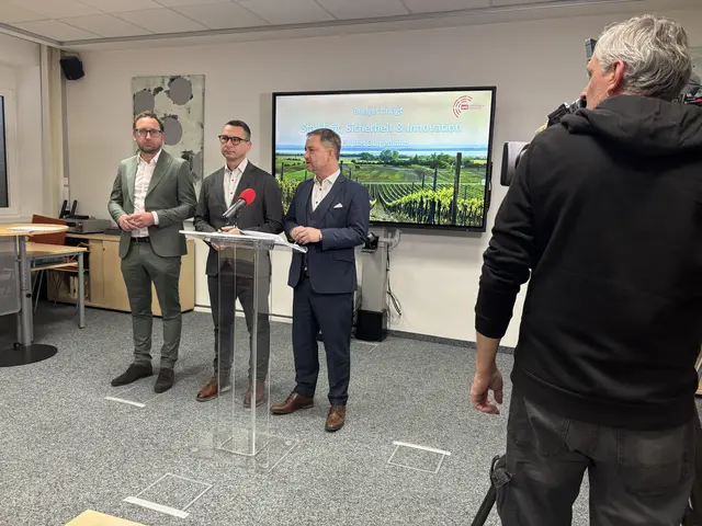 Jürgen Dolesch, Robert Hergovich und Roland Fürst bei der Pressekonferenz im SPÖ-Landtagsklub  | Foto: Franz Tscheinig/MeinBezirk Burgenland