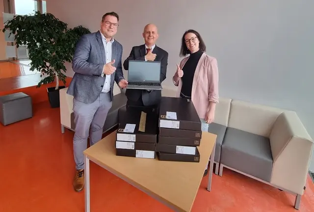 Johannes Lachinger (Marktbereichsleiter-Stv. Wels und OÖ Süd der Sparkasse OÖ), Ambros Gruber (Elternverein, Bildmitte), Elisabeth Kemetmüller (Schulleiterin BRG/BORG Kirchdorf) | Foto: BRG/BORG Kirchdorf