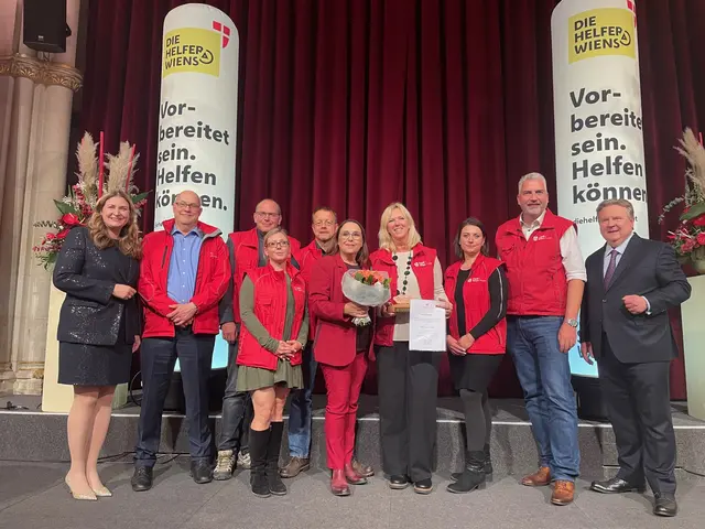 Doris Danetzky wurde der "Helfer Wiens"-Preis verliehen. (Mitte, mit der Urkunde) | Foto: BV6