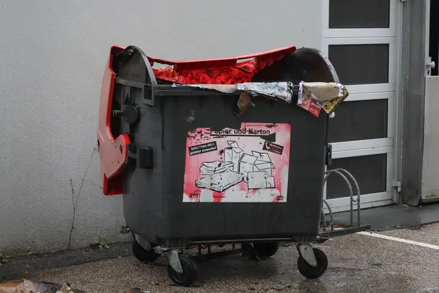 Ein Mann konnte den brennenden Altpapiercontainer noch aus dem Mülllager schieben, bevor die Flammen übergreifen konnten. | Foto: laumat.at