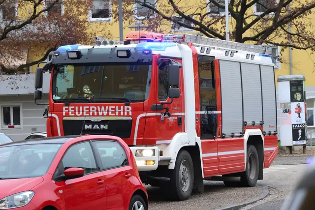 Die Welser Feuerwehr musste eine Haustüre in Wels-Vogelweide öffnen, weil Gefahr im Verzug war: Der Herd im Gebäude war eingeschaltet. | Foto: laumat.at