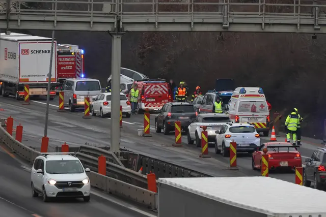 Ein Mercedes kommt von der Fahrbahn der Welser Autobahn ab und bleibt auf der Leitwand liegen – sieben Kilometer Stau. | Foto: laumat.at
