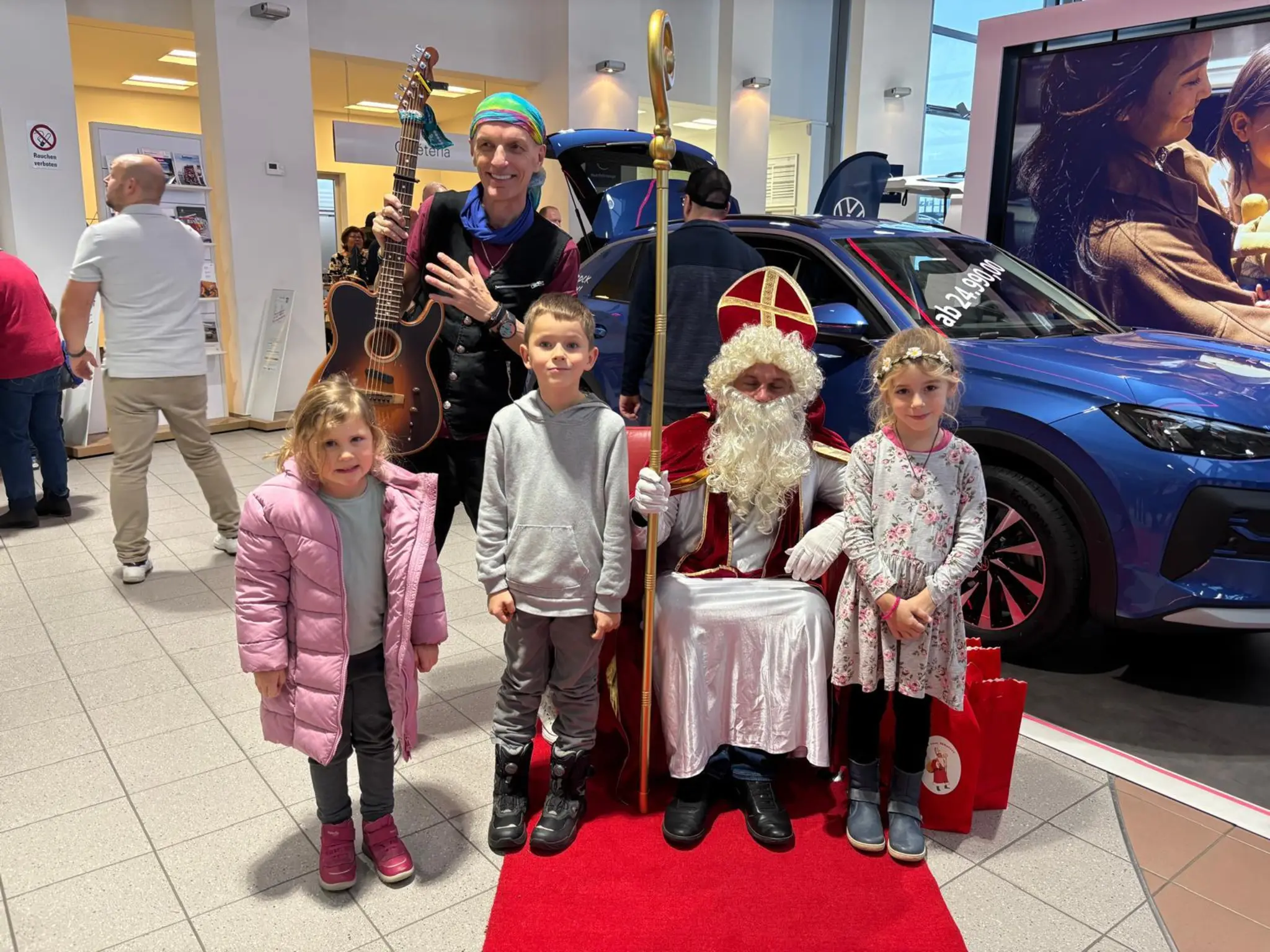 Mit T-Roc ins Autohaus: 200 Kinder feierten den Nikolaus in Horn - Horn