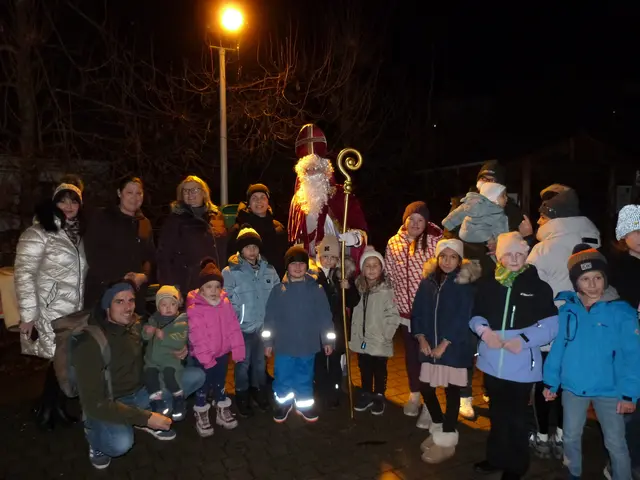 Stolz versammelten sich die Kleinen beim Nikolaus am Stoober Hauptplatz. | Foto: Vanessa Wittmann