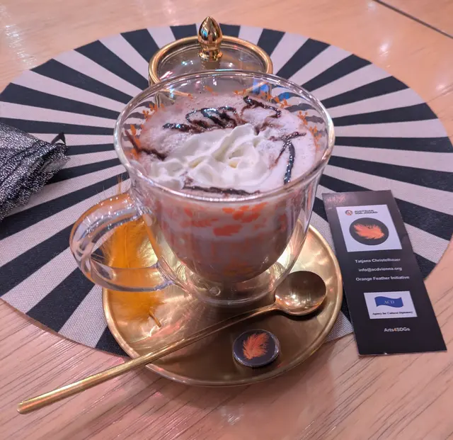 Orange Hot Chocolate- artInTalk, Kunst&amp;Kost gegen bitterer Geschmack der Gewalt
Kunst-Café im Hundertwasserhaus, Wien | Foto: Tatjana Christelbauer