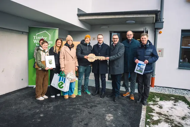 LHStv. Philip Wohlgemuth, Bgm. Andreas Gleirscher und Walter Sojer (Tiroler Wohnbau) übergaben die Schlüssel an die künftigen Bewohner bzw. hier an das Team des Netzwerk St. Josef | Foto: Pernsteiner