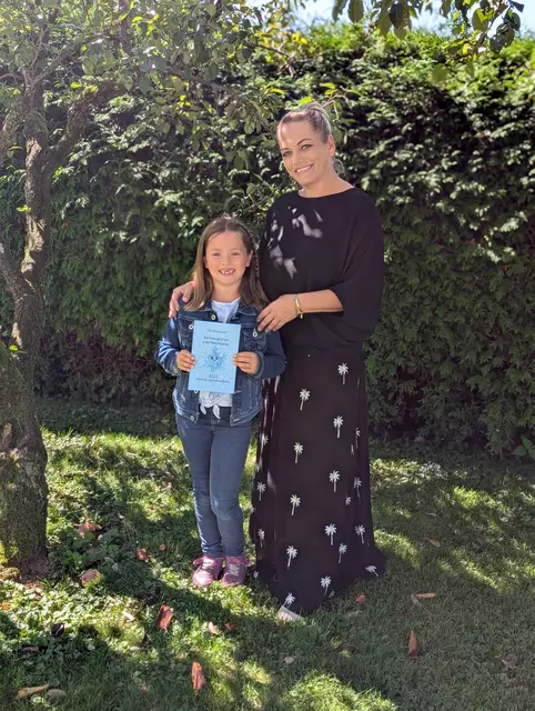 Die erst achtjährige Jana hat schon zwei Bücher mit Mama Ulli geschrieben. | Foto: Mitterhauser