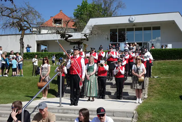 Vor dem Start im Schwimmbad gab es eine Einlage der Eisenbahner Stadtkapelle. 