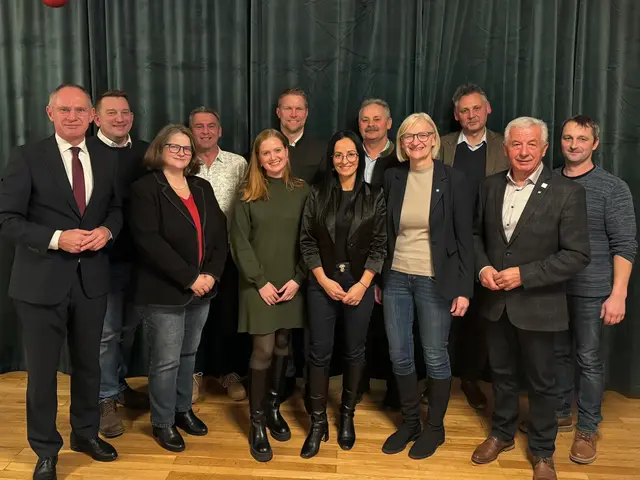 Bundesminister Gerhard Karner, Bürgermeister Gerhard Bürg, Vizebürgermeister Ronald Bartunek, Gemeindeparteiobmann Rosa Stattler und Mitglieder des gewählten Vorstandes der VP Zelking-Matzleinsdorf am Parteitag.

 | Foto: VP Bezirk Melk