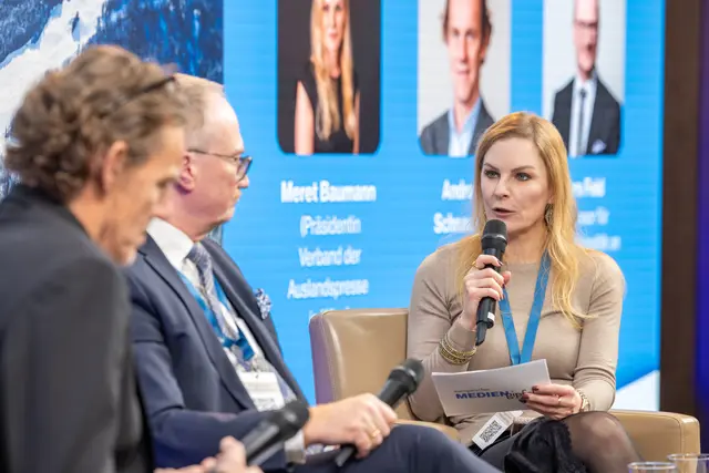 Meret Baumann (Präsidentin des Verbands der Auslandspresse in Wien) und Andreas Schnauder (Chefredakteur "Der Pragmaticus") im Gespräch mit Lars Feld (Wirtschaftswissenschaftler Universität Freiburg, ehem. Chefberater des deutschen Finanzministers) über "Die neue ökonomische Weltordnung". | Foto: Europäischer Mediengipfel/Florian Lechner