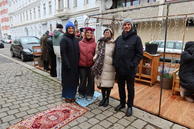 V.l.: Flora und Mona vom Arbeitskreis Noah und Carina und Fabian von der Lokalen Agenda 21 trafen bei der Eröffnung der Oase aufeinander. | Foto: Patricia Hillinger/MeinBezirk