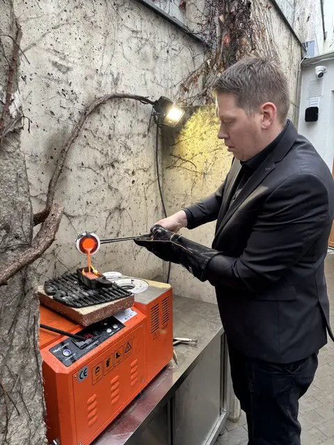 Thomas Eder beim Einschmelzen: Gold wird im Ofen bei bis zu 1.300 Grad erhitzt, bis es glühend zusammenfließt. | Foto: MeinBezirk/Heimo Potzinger