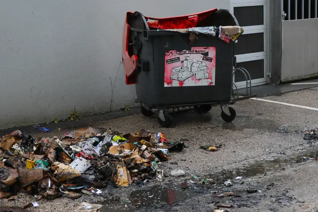 Ein Mann konnte den brennenden Altpapiercontainer noch aus dem Mülllager schieben, bevor die Flammen übergreifen konnten. | Foto: laumat.at