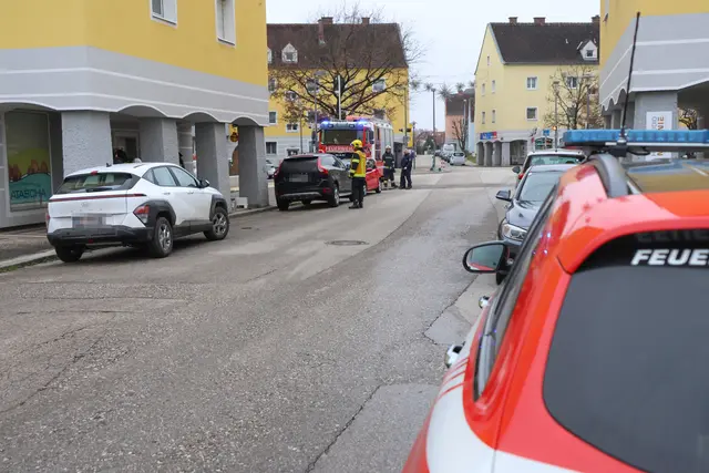 Die Welser Feuerwehr musste eine Haustüre in Wels-Vogelweide öffnen, weil Gefahr im Verzug war: Der Herd im Gebäude war eingeschaltet. | Foto: laumat.at