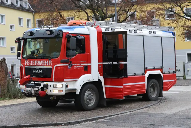 Die Welser Feuerwehr musste eine Haustüre in Wels-Vogelweide öffnen, weil Gefahr im Verzug war: Der Herd im Gebäude war eingeschaltet. | Foto: laumat.at
