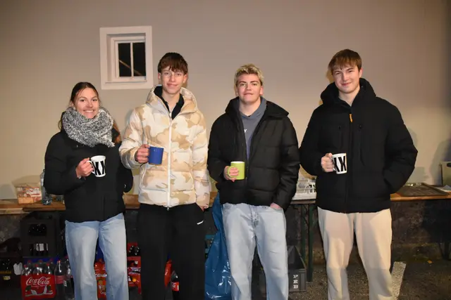 Die Jugend lädt zum Glühweinstand ein. | Foto: MeinBezirk/Michael Strini