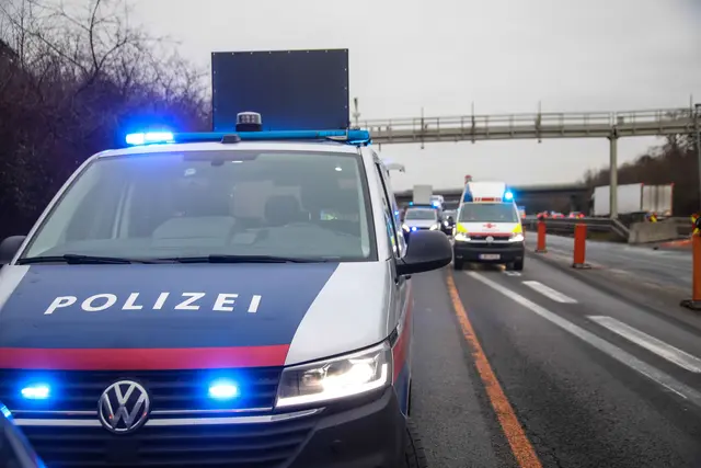 Ein Mercedes kommt von der Fahrbahn der Welser Autobahn ab und bleibt auf der Leitwand liegen – sieben Kilometer Stau. | Foto: laumat.at