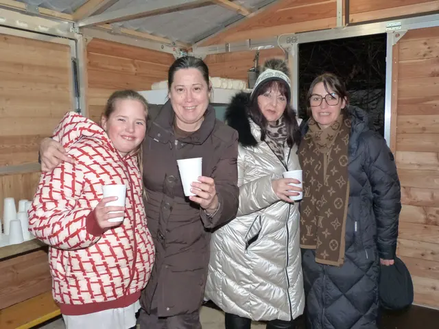 Das ÖVP Team versammelte sich motiviert am Hauptplatz und teilte fleißig Punsch, Glühwein und Snacks aus.  | Foto: Vanessa Wittmann