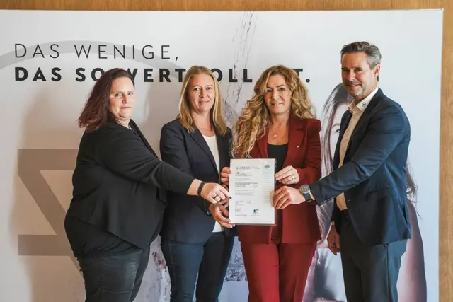 Melanie Kurz und Hoteldirektorin Martina Janisch, Canan Aytekin (Stellvertretende. Generaldirektorin der Pensionsversicherungsanstalt), Andreas Leitner (Geschäftsführer Reduce Gesundheitsresort Bad Tatzmannsdorf)  | Foto: Reduce Gesundheitsresort