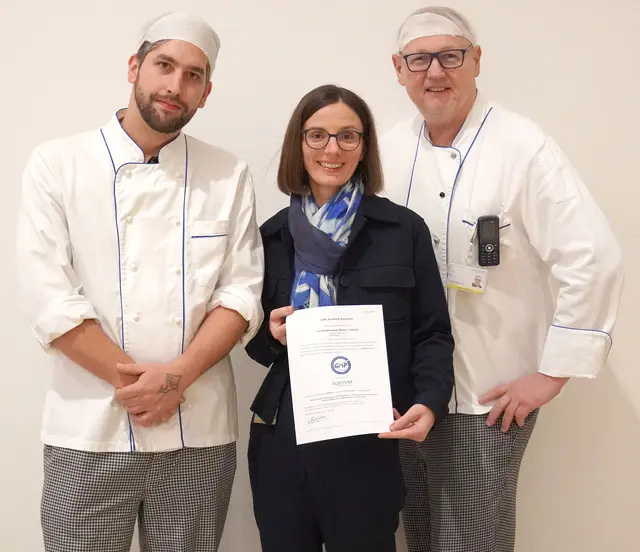 Küchenleiterstellvertreter Michael Keusch, Kaufmännische Direktorin Regina Bauer und Koch Günther Eder. | Foto: Landesklinikum Mauer