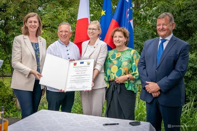 Die Bürgermeister Karl Lautner und Urška Mauko Tuš bei der Unterzeichnung für die gemeinsame Zusammenarbeit. | Foto: Stadtgemeinde Bad Radkersburg