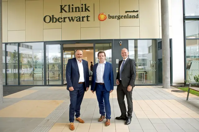 Primarius Peter Kornprat mit Landeshauptmann Hans Peter Doskozil und Gesundheit Burgenland-Geschäftsführer Franz Öller | Foto: Gesundheit Burgenland