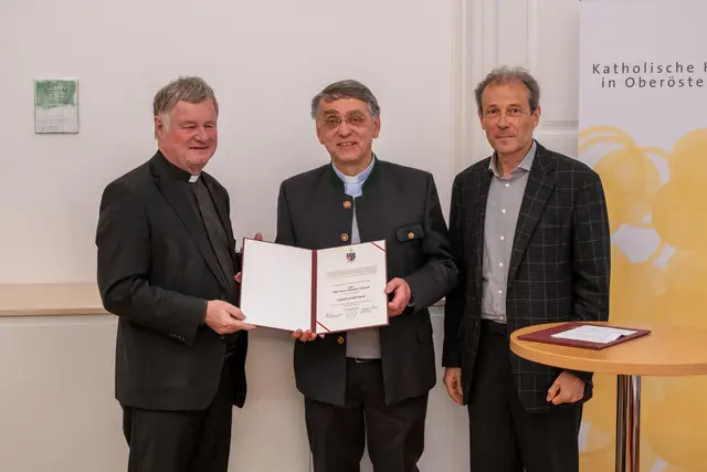 Auszeichnung für Sebastian Schmidt, Pfarrkurat in der Pfarre Steyrtal. | Foto: Diözese Linz/Johannes Kienberger