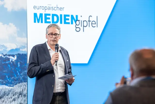 Initiator Stefan Kröll freute sich über den erfolgreichen Auftakt des 17. Europäischen Mediengipfels und dankte allen Partnern und Unterstützern. | Foto: Europäischer Mediengipfel/Florian Lechner