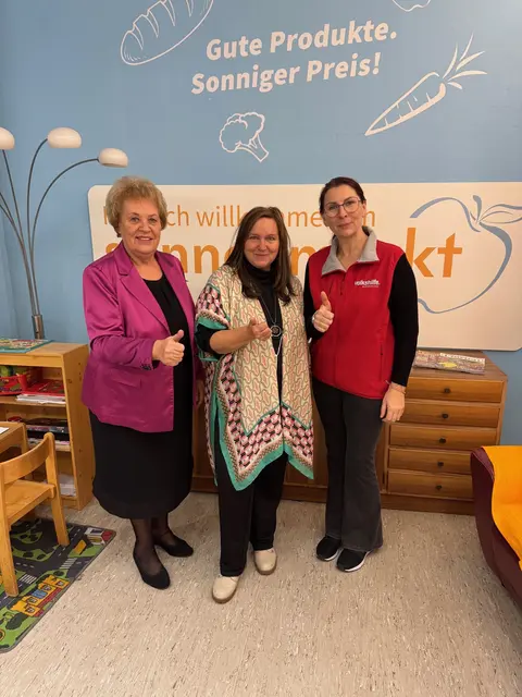 Verena Dunst (Präsidentin Volkshilfe Burgenland), Friseurmeisterin Karin Mileder und Marktleiterin Susanna Weidinger.  | Foto: Volkshilfe Burgenland