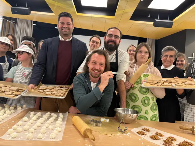 Kekse backen für den guten Zweck: Alexander Posch (Mitte hinten) und Philipp Dyczek (vorne) mit Schülerinnen und Schülern der Ursulinen sowie Mittelschule-Direktor Davild Caldera (links) und Oberin Schwester Franziska | Foto: Dreams Happen