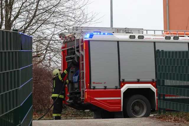 Ein Mann konnte den brennenden Altpapiercontainer noch aus dem Mülllager schieben, bevor die Flammen übergreifen konnten. | Foto: laumat.at