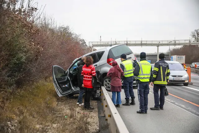 Ein Mercedes kommt von der Fahrbahn der Welser Autobahn ab und bleibt auf der Leitwand liegen – sieben Kilometer Stau. | Foto: laumat.at