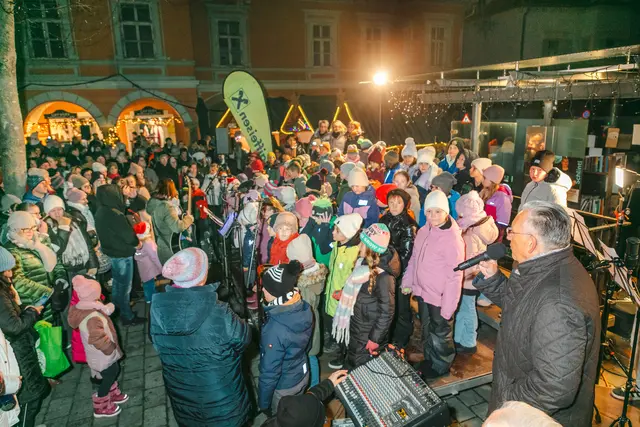 Die Kinder der Volksschule unterstützen die Eröffnungsfeierlichkeiten des Eislaufplatzes mit ihren musikalischen Darbietungen. | Foto: Stadtgemeinde Bad Radkersburg