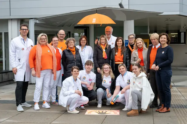Gemeinsam wurde vor dem Klinikum mit dem Aufsprühen von „Stopp Gewalt an Frauen“ in leuchtendem Orange ein Zeichen gesetzt. | Foto: OÖG