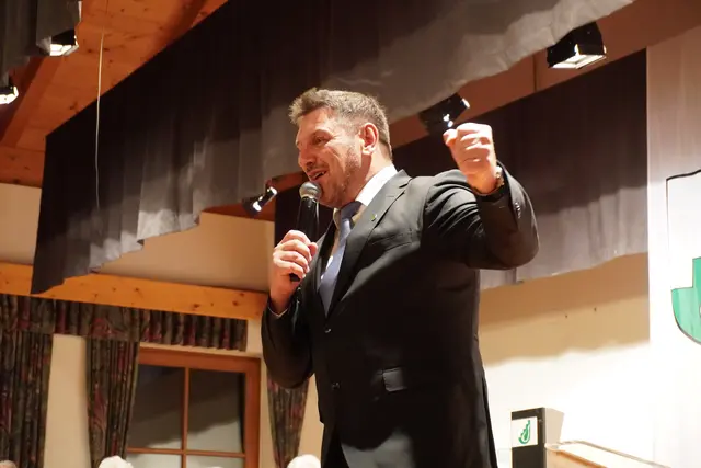 Bürgermeister Markus Haid betont die Wichtigkeit dieser Sammlung.  | Foto: AMG