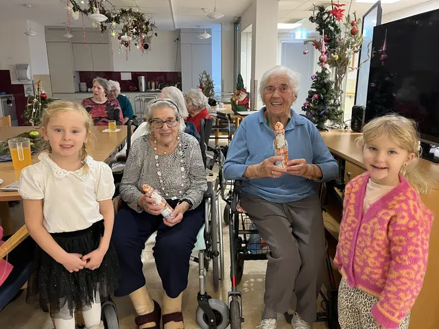 Laureen (li.) und Arianna (re.) helfen dem Nikolo und verteilen Schokonikolos an Adolfine Beigelböck und Elisabeth Felbermayer | Foto: PBZ Klosterneuburg