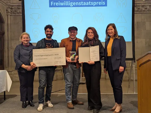 Sozialministerin Korinna Schumann, Simon Steinbeiss, Richard Schachinger, Jolanda de Wit (vom OKH Vorstand) und Bundesministerin Claudia Plakolm (v.l.). | Foto: OKH